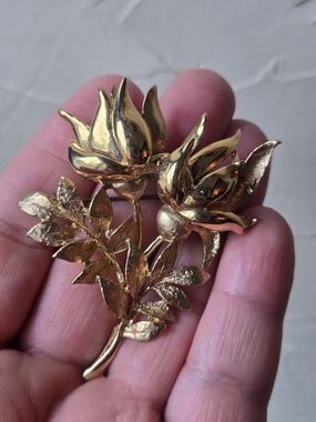 Vtg. Gold Toned Floral Bouquet Brooch. Signed.